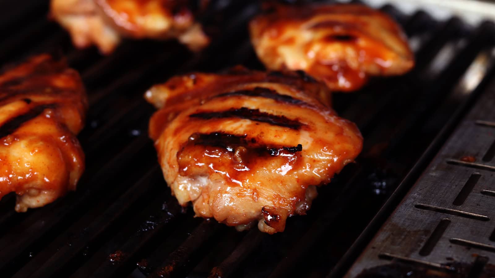 Honing Sriracha Kip van de BBQ