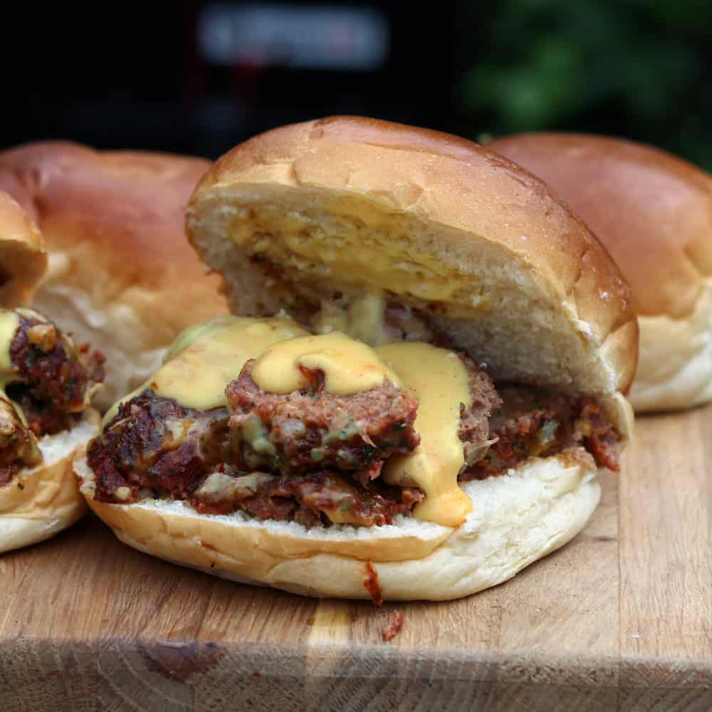 broodje gerookte bal bourbon kaassaus uitgelicht