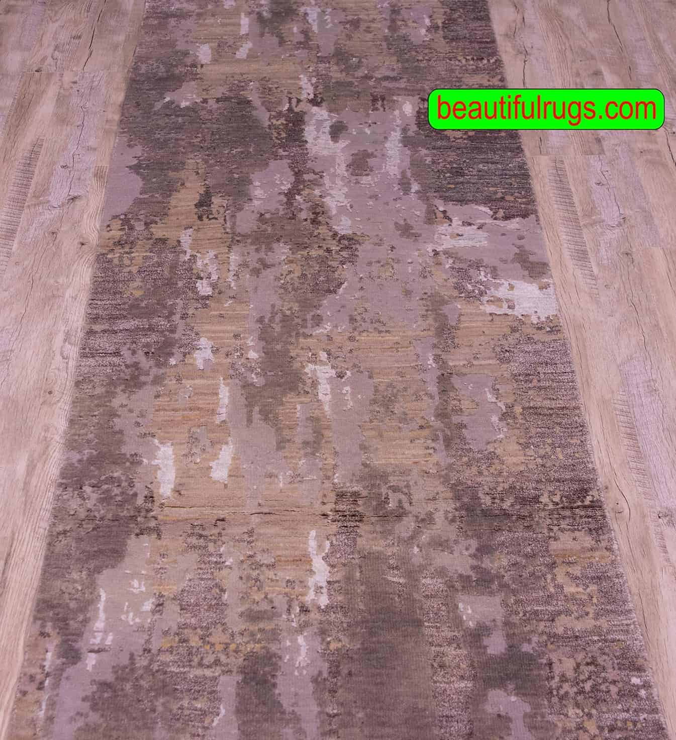 8 foot runner, a contemporary runner rug made from synthetic fiber. Size 2.7x8.