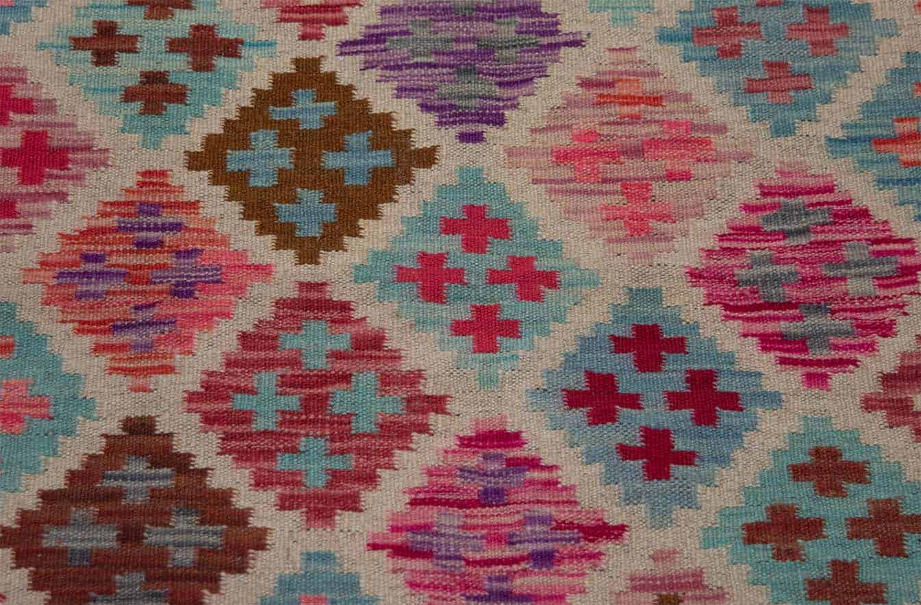 3118- Hand woven kilim rug made of 100% wool in geometric style made in Pakistan. Size 5.2x6.7. Backside image.