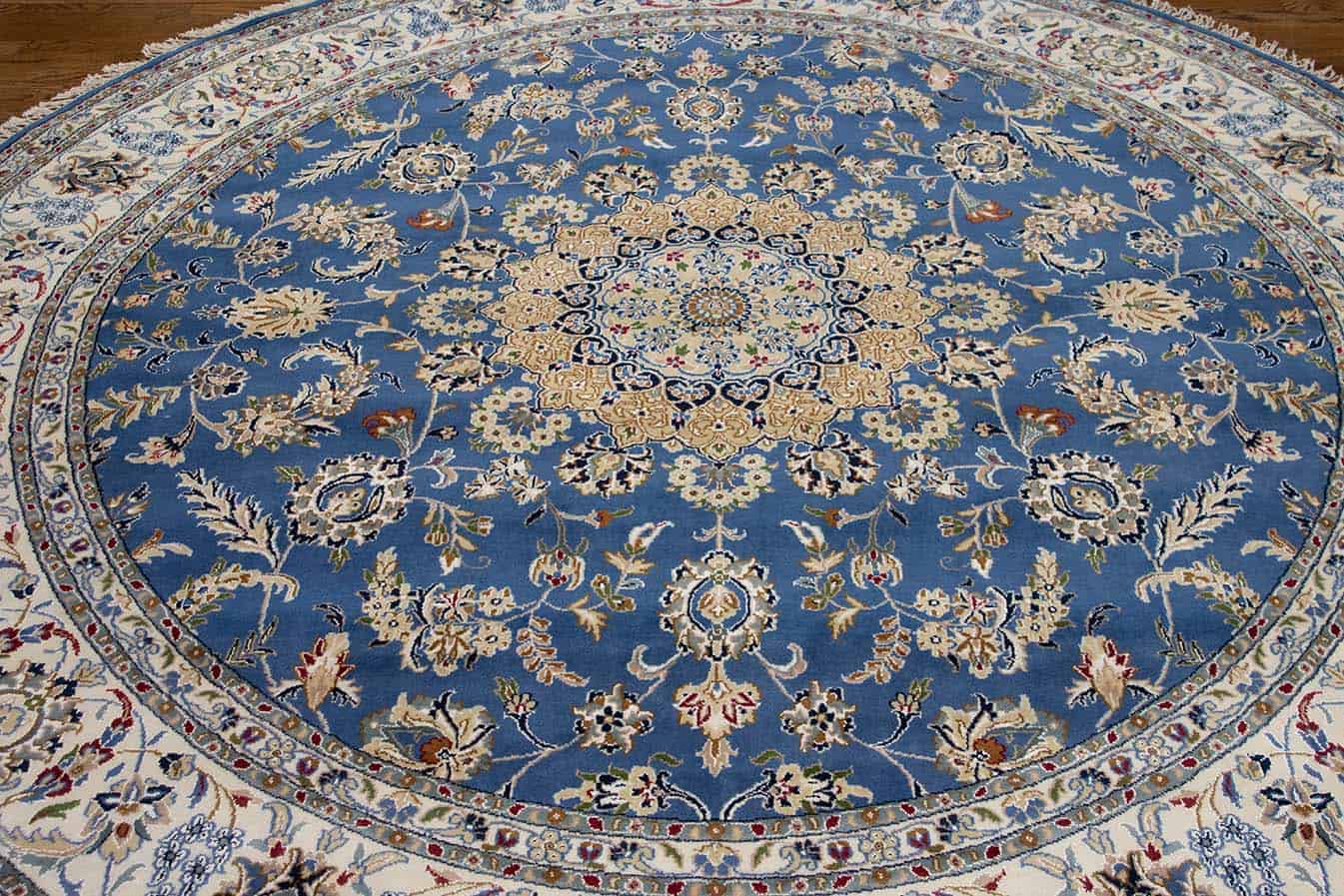 3163- 9 ft round rug. Beautiful handmade Persian Nain style rug expertly crafted in India. The actual rug size is 9.3x9.3.
