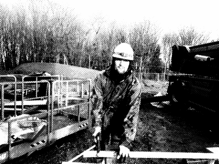 Un ouvrier portant un casque de chantier entrain de travailler