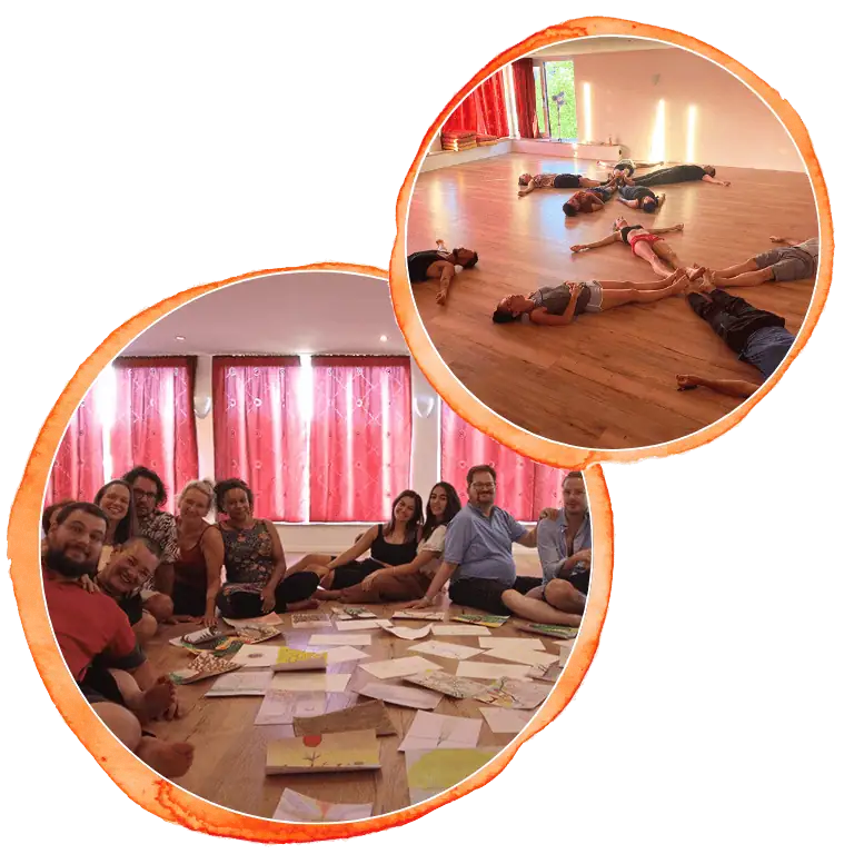 Eine Gruppe von Menschen sitzt in einem Kreis mit Papieren auf dem Boden, während ein anderes Bild Menschen zeigt, die sternförmig in einem Tanzstudio mit roten Vorhängen auf dem Boden liegen.