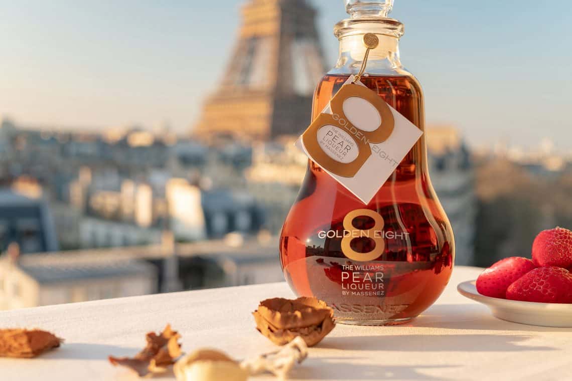 Golden Eight devant la Tour Eiffel
