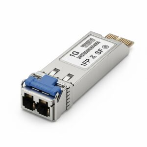 Módulo transceptor SFP de 1G com conector de metal e trava azul, isolado em fundo branco.
