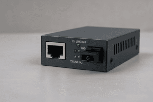 Conversor de mídia com porta RJ-45 e conector SC sobre superfície cinza