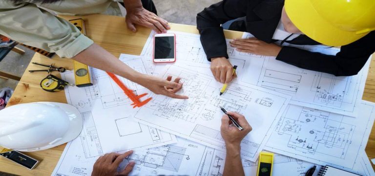 Profissionais da construção civil em ação