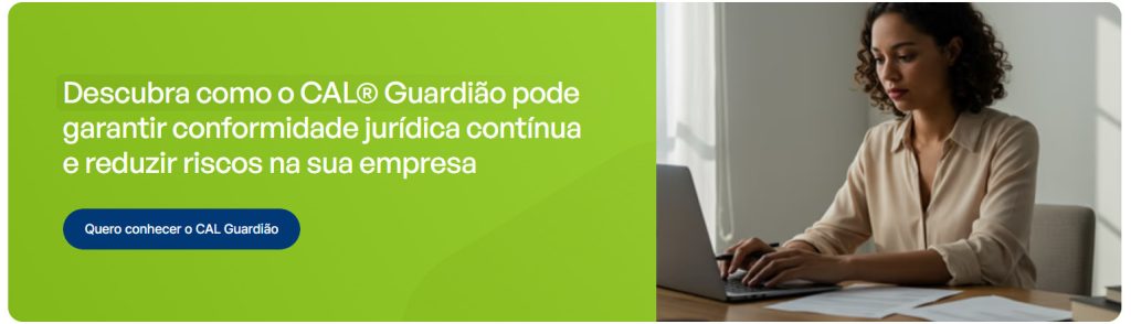 Uma imagem horizontal dividida em duas partes traz, do lado esquerdo, um bloco de cor verde-alface vibrante com o texto em letras brancas "Descubra como o CAL® Guardião pode garantir conformidade jurídica contínua e reduzir riscos na sua empresa". Logo abaixo desse texto, há um botão azul-escuro com cantos arredondados que diz "Quero conhecer o CAL Guardião". Do lado direito, uma fotografia mostra uma mulher jovem, de pele parda e cabelos cacheados na altura dos ombros, vestindo uma camisa social bege. Ela está sentada em um escritório iluminado por luz natural, trabalhando de forma focada em uma mesa de madeira com as mãos no teclado de um notebook prata e alguns papéis espalhados à sua frente.