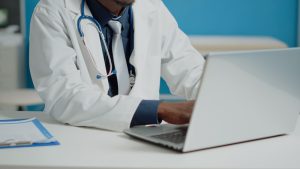 Médico do Trabalho no SESMT: exigências legais sobre carga horária e responsabilidade pelo PCMSO