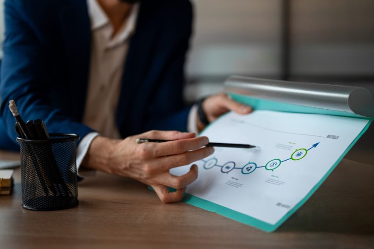 Pessoa no escritório analisando e verificando gráficos