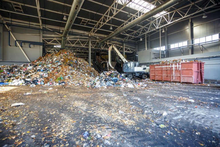 Escavadeira na triagem primária de lixo na planta de processamento de resíduos Coleta de lixo separada Reciclagem e armazenamento de resíduos para posterior descarte Negócios para triagem e processamento de resíduos