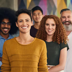 Colaboração criativa e sorriso para retrato startup e pessoas de vendas 