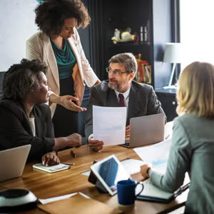 Pessoas de negócios numa reunião.
