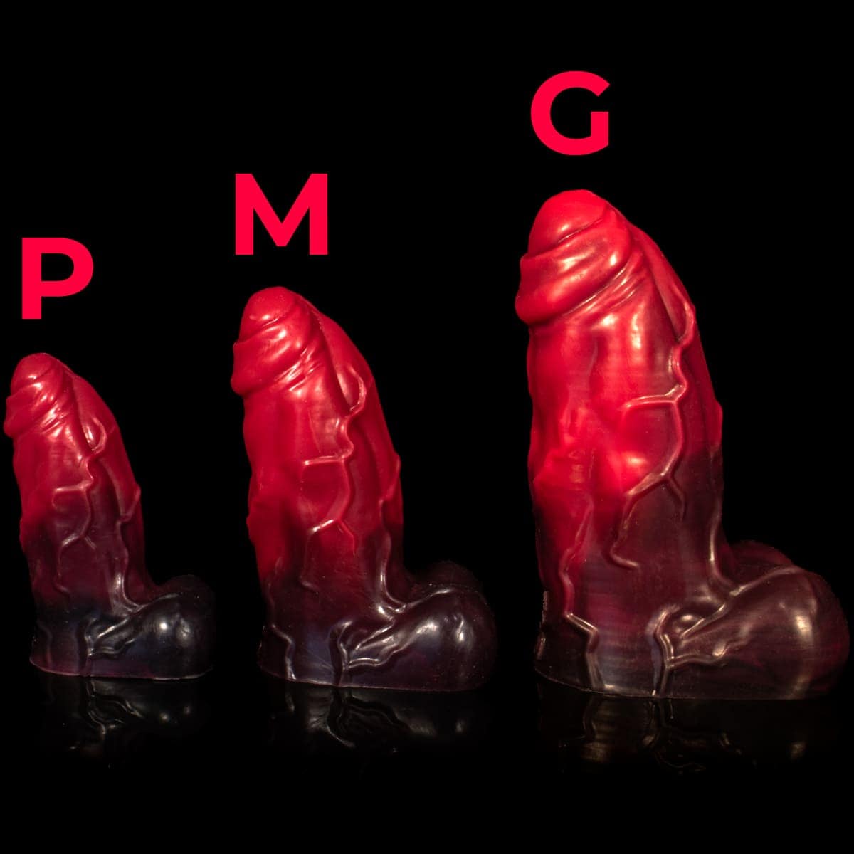 Tamanhos P, M e G do dildo/consolo grosso Bane, lado a lado, da Monster D Toys, sobre fundo preto.