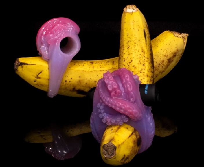 anel peniano kraken em banana anel peniano aplicano em uma banana