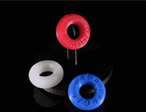 3 anéis penianos, um branco, um azul e um vermelho expostos. auxilio perfeito para edging.
