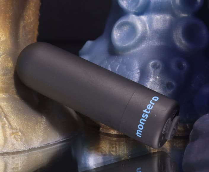 bullet viper vibrador bullet viper encostado em dildos coloridos