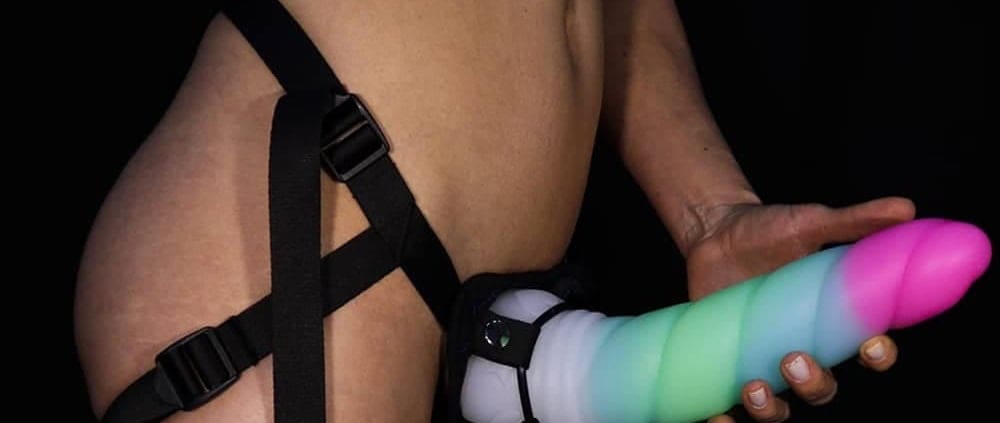 corpo de mulher usando cintaralho com dildo uni