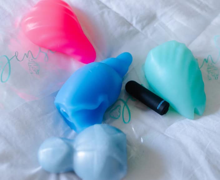 imagem de modelos de sex toys expostos sobre uma cama representando vibrador online imagem de modelos de sex toys expostos sobre uma cama representando vibrador online