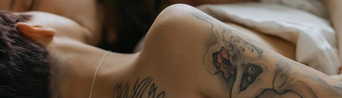 casal abraçado na cama representando sexo sem penetração