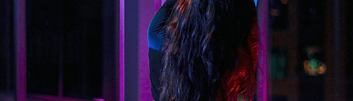 moça de costas fazendo exibicionismo no pole dance