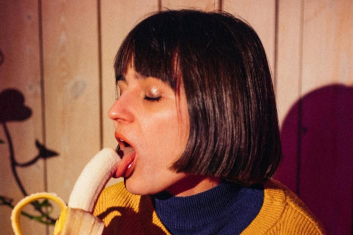 moça comendo banana representando sexo oral moça comendo banana representando boquete