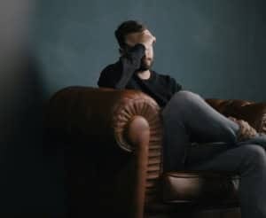 rapaz em sessão de terapia para tratar parafilia