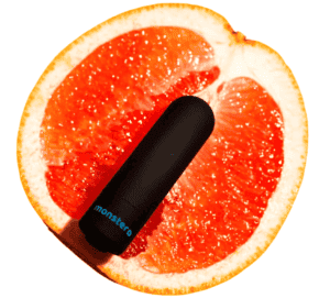 vibrador bullet encima de uma fatia de laranja cortada