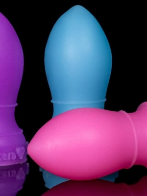 Crossdresser: Entenda o que é Crossdresser, Fetiche, Fantasia ou Expressão? plug anal para iniciantes colors com três modelos roxo azul e rosa