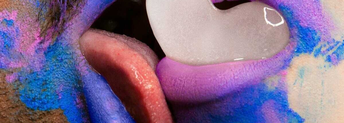 Duas bocas com gelo em formato de coração em um swing