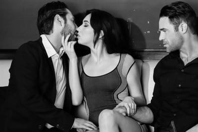 Casal-se-beijando-com-terceiro-observando Cuckold observando casal