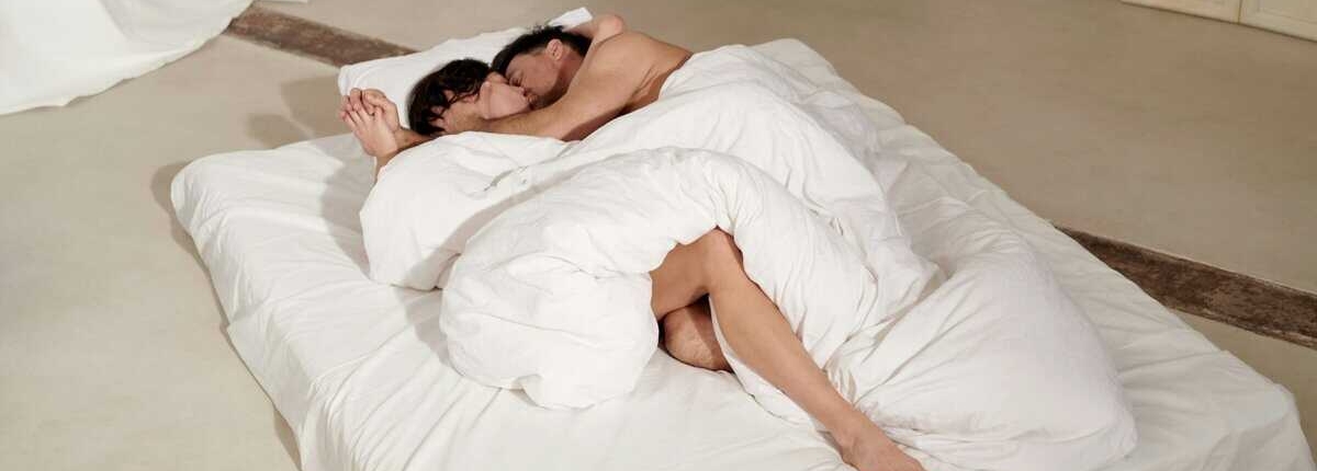 Casal depois de transar gostoso na cama