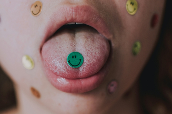 lilartsy-MoF8GQjFk5s-unsplash Adesivo colado na lingua, simbolizando a cunilíngua