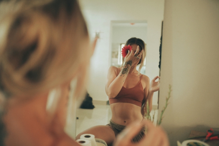 nude mulher tirando foto no espelho para mandar nudes