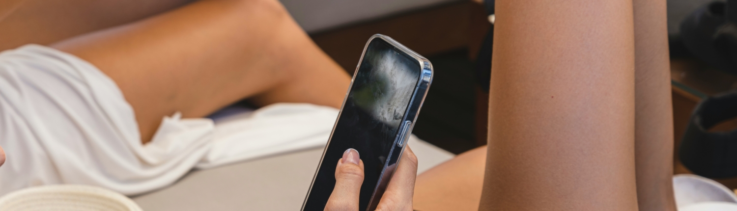 mulher fazendo sexting pelo celular