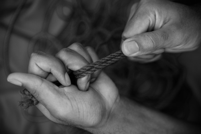 warm-orange-ViPtoNt4kz0-unsplash homem fazendo amarração para bondage