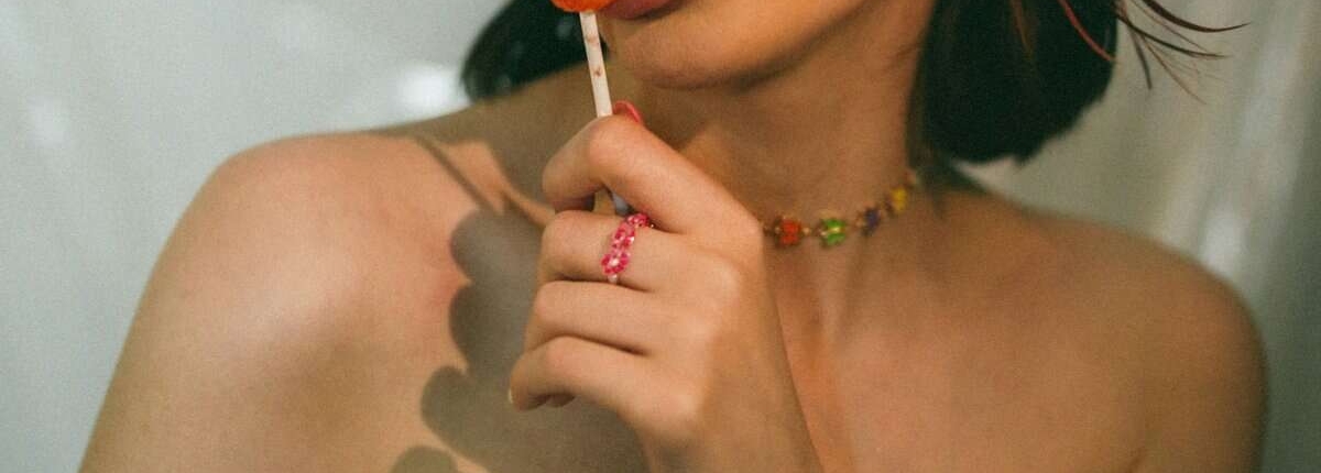 Mulher chupando um pirulito Mulher chupando um pirulito