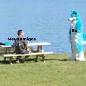 Um homem olhando para uma pessoa usando um cosplay em um parque