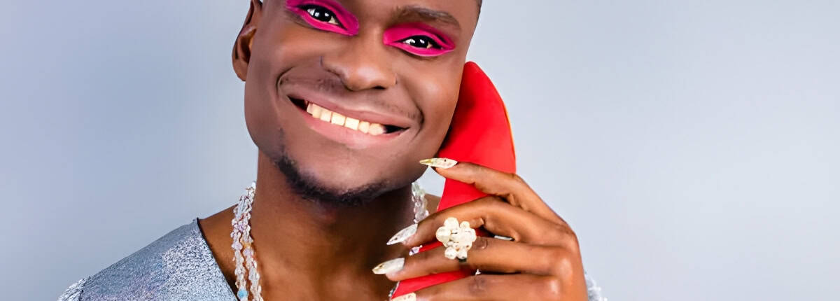Homem-crossdresser-com-maquiagem-de-mulher Homem crossdresser com maquiagem de mulher