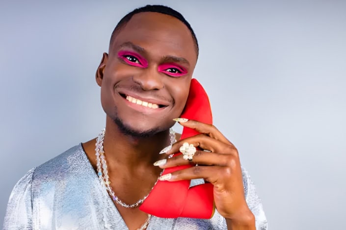 Homem crossdresser com maquiagem de mulher