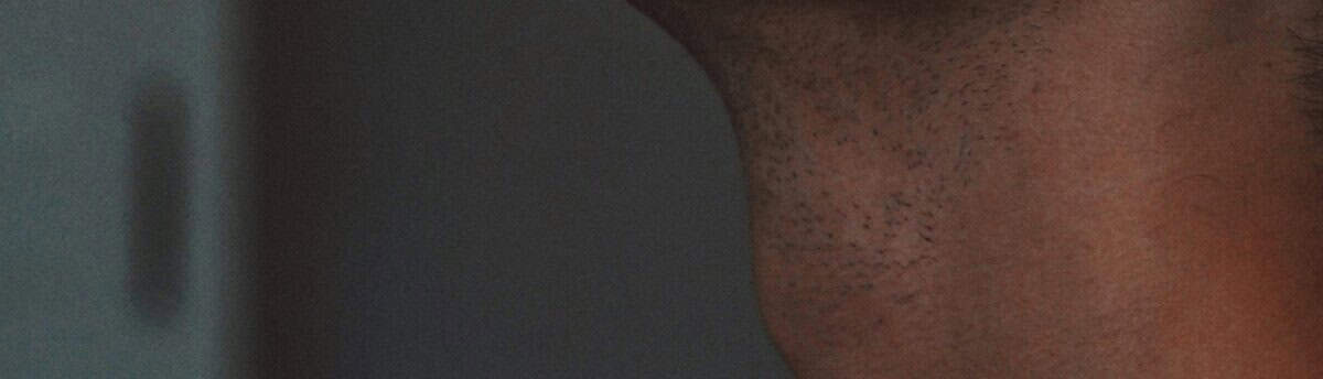 Homem praticando Garganta profunda