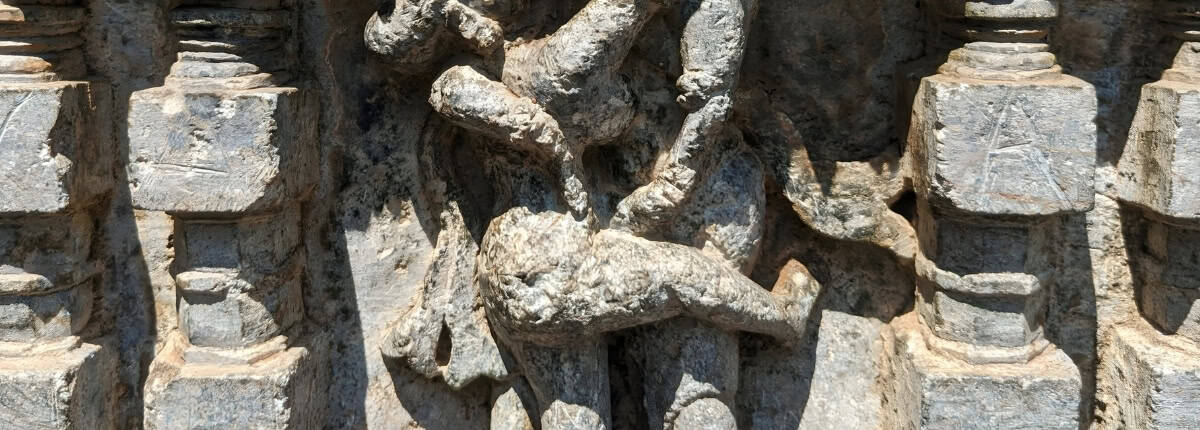 Estátuas representando kamasutra