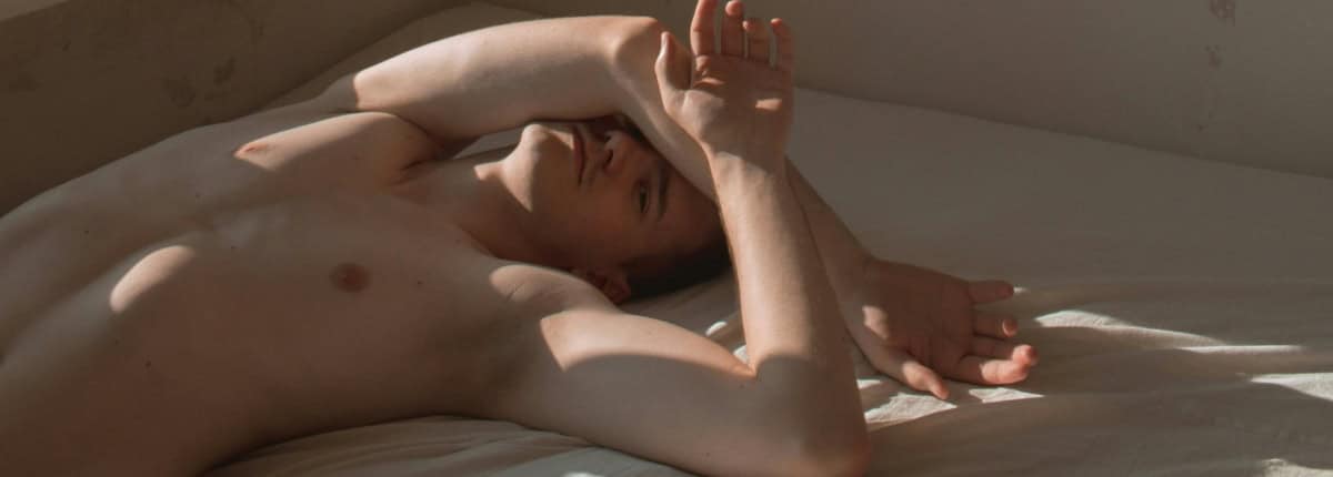 Homem deitado na cama pra fazer Chudai