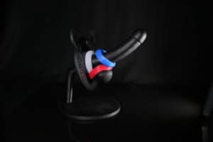 3 Aneis penianos da MonsterD em um suporte