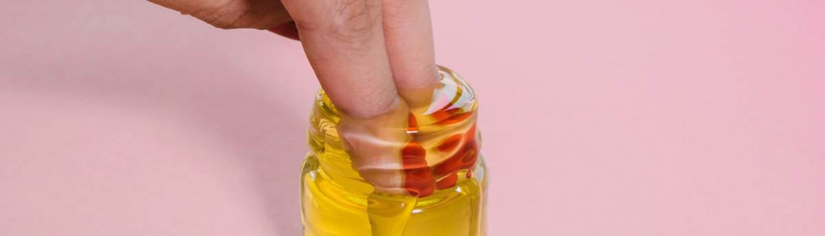 dedos dentro do mel representando masturbação