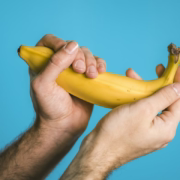 mao mostrando como bater punheta