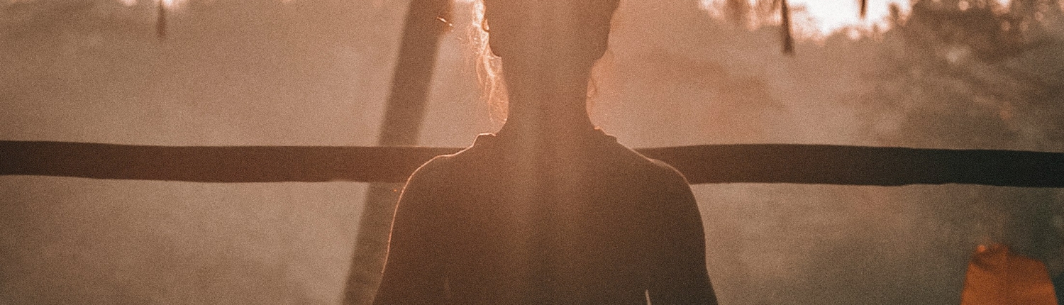 mulher fazendo yoga demonstrando uma identidade