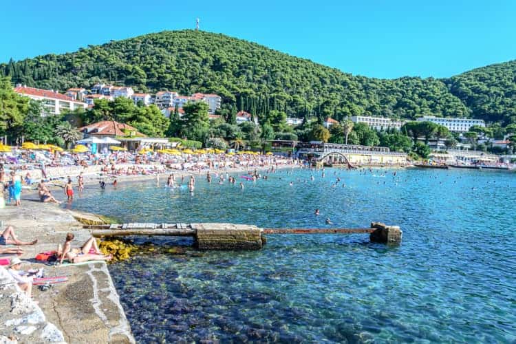 view of the Uvala Lapad beach with a lot of people.