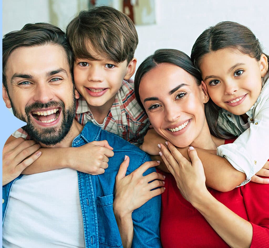 Familia feliz disfrutando tiempo juntos en casa.