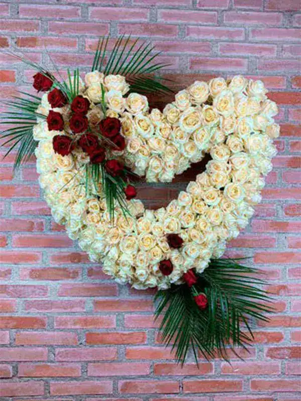 Corona de rosas blancas